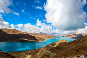 04 – Yamdrok Lake route to Gyantse – EXACT – Yamdrok Lake, on the way to Everest