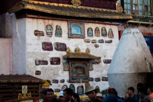 07 – Lhasa – EXACT – Lhasa Old City Street